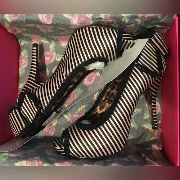 Betsey Johnson Cammie bow heels - Picture 2 of 5